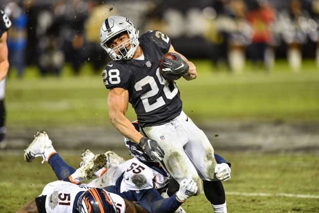 NFL, American Football Herren, USA 2018: Broncos vs Raiders DEC 24 December 24, 2018: Oakland Raiders running back Doug Martin (28) grinds out extra yards during the NFL football game between the Denver Broncos and the Oakland Raiders at the Oakland Alameda Coliseum in Oakland, CA. Chris Brown CSM Oakland California USA EDITORIAL USE ONLY Copyright: xx ZUMA-20181224_zaf_c04_047.jpg ChrisxBrownx csmphototwo477328