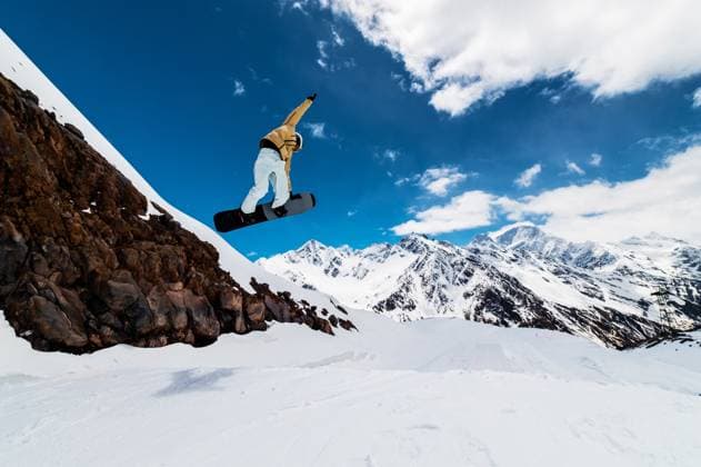 Professioneller Snowboarder in Helm und Skikleidung, der einen Trick in einem Sprung vor dem Hintergrund der hohen verschneiten Berge ausführt. Weitwinkel. Schießen Professional snowboarder in helmet and ski clothes doing a trick in a jump against the background of high snowy mountains. Wide angle. Sports shooting. (License=RF) 22377373 ,model released, Symbolfoto Copyright: xZoonar.com IanxIankovskiix 22377373 ,model released, Symbolfoto ,property released