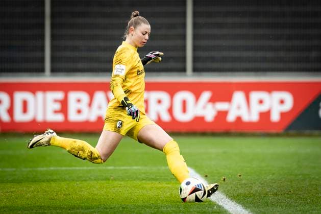 Womens Soccer Bundesliga Bayer 04 Leverkusen SC Freiburg, 14 12 2024 Goalkeeper Rafaela Borggräfe SC Freiburg, 12 Bayer 04 Leverkusen SC Freiburg on matchday 12 of the Google Pixel Womens Bundesliga on 14 12 2024 at the Ulrich Haberland Stadium in Leverkusen North Rhine-Westphalia DFL REGULATIONS PROHIBIT ANY USE OF PHOTOGRAPHS AS IMAGE SEQUENCES AND OR QUASI VIDEO Copyright: xBEAUTIFULxSPORTS AxelxKohringx