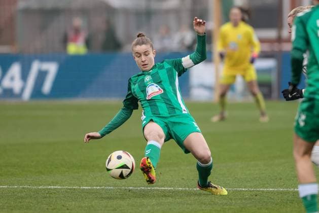 v li Michelle Ulbrich SV Werder Bremen, 5 on the ball, single image, full body, action, action, game scene, THE DFB GUIDELINES PROHIBIT ANY USE OF PHOTOGRAPHS AS IMAGE SEQUENCES AND OR QUASI VIDEO DFB REGULATIONS PROHIBIT ANY USE OF PHOTOGRAPHS AS IMAGE SEQUENCES AND OR QUASI VIDEO , 14 12 2024, Bremen Germany , Soccer, Google Pixel Womens Bundesliga, SV Werder Bremen VfL Wolfsburg xobx