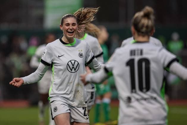from left goal scorer Jule Brand VfL Wolfsburg, 29 and Svenja Huth VfL Wolfsburg, 10 with goal celebration, jubilation, cheering, optimistic, game scene, highlight, joy about the goal to 1 3, THE DFB REGULATIONS PROHIBIT ANY USE OF PHOTOGRAPHS AS IMAGE SEQUENCES AND OR QUASI VIDEO , 14 12 2024, Bremen Germany , Football, Google Pixel Womens Bundesliga, SV Werder Bremen VfL Wolfsburg xobx