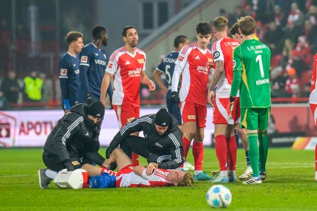 Sport Themen der Woche KW50 Sport Bilder des Tages GER, Berlin, 1. FC Union Berlin vs VfL Bochum, 1. Bundesliga, Fussball, DFB, Spielzeit 2024 2025, Alte Foersterei, . Spieltag, im Bild v.l. : Andras Schaefer ( 1.FC Union Berlin, 13), muss nach Faul behandelt werden, Rot fuer Koji Miyoshi (VfL Bochum, 23), fuer Faul an Andras Schaefer ( 1.FC Union Berlin, 13), DFB DFL REGULATIONS PROHIBIT ANY USE OF PHOTOGRAPHS AS IMAGE SEQUENCES AND OR QUASI-VIDEO, 14.12.2024, *** GER, Berlin, 1 FC Union Berlin vs VfL Bochum, 1 Bundesliga, Football, DFB, Season 2024 2025, Alte Foersterei, Matchday, in the picture from l Andras Schaefer 1 FC Union Berlin, 13 , must be treated after foul, Red for Koji Miyoshi VfL Bochum, 23 , for foul on Andras Schaefer 1 FC Union Berlin, 13 , DFB DFL REGULATIONS PROHIBIT ANY USE OF PHOTOGRAPHS AS IMAGE SEQUENCES AND OR QUASI VIDEO, 14 12 2024, Copyright: HMBxMedia UwexKoch