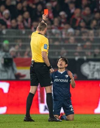 Bilder des Jahres 2024, Sport 12 Dezember Sport Themen der Woche KW50 Sport Bilder des Tages Fussball, Herren, Saison 2024 2025, 1. Bundesliga (14. Spieltag), 1. FC Union Berlin - VfL Bochum, v. l. Schiedsrichter Martin Petersen zeigt Koji Miyoshi (Bochum) die rote Karte, 14.12.2024, *** Football, Men, Season 2024 2025, 1 Bundesliga 14 Matchday , 1 FC Union Berlin VfL Bochum, v l Referee Martin Petersen shows Koji Miyoshi Bochum the red card, 14 12 2024, Copyright: xSebastianxRäppold MatthiasxKochx