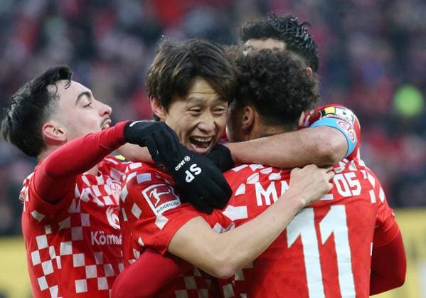 Bilder des Jahres 2024, Sport 12 Dezember Sport Themen der Woche KW50 Sport Bilder des Tages 1:0 für Mainz 05 durch Jae-sung Lee (7, Mainz 05) gegen Daniel Peretz 18, Torwart, Bayern München) 14.12.2024, Fußball, 1. Bundesliga, 1. FSV Mainz 05 - FC Bayern München, 14. Spieltag, Saison 2024 25, MEWA Arena, Mainz, Deutschland, zmdz, ** DFB & DFL regulations prohibit any use of photographs as image sequences and or quasi-video. ** 1. FSV Mainz 05 - FC Bayern München *** 1 0 for Mainz 05 by Jae sung Lee 7, Mainz 05 vs Daniel Peretz 18, Goalkeeper, Bayern Munich 14 12 2024, Football, 1 Bundesliga, 1 FSV Mainz 05 FC Bayern Munich, Matchday 14, Season 2024 25, MEWA Arena, Mainz, Germany, zmdz, DFB DFL regulations prohibit any use of photographs as image sequences and or quasi video 1 FSV Mainz 05 FC Bayern Munich