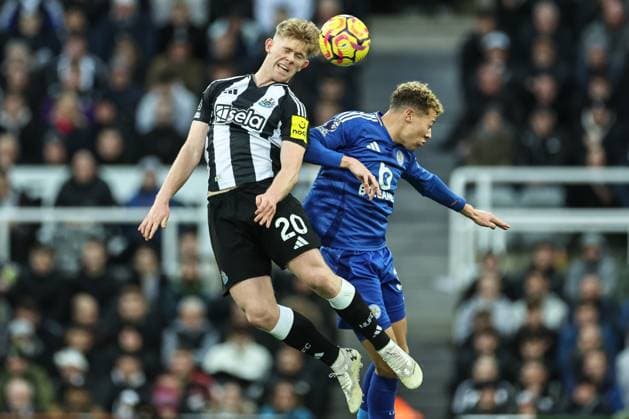 Bilder des Jahres 2024, Sport 12 Dezember Sport Themen der Woche KW50 Sport Bilder des Tages Premier League Newcastle United v Leicester City Lewis Hall of Newcastle United jumps up to win the high ball from Kasey McAteer of Leicester City during the Premier League match Newcastle United vs Leicester City at St. James s Park, Newcastle, United Kingdom, 14th December 2024 (Photo by Mark Cosgrove News Images) Newcastle St. James s Park Tyne and Wear United Kingdom Copyright: xMarkxCosgrove NewsxImagesx