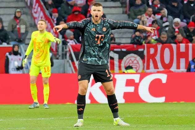 Mainz, Germany 14 December 2024 1 BL 2024 2025 FSV Mainz 05 vs FC Bayern Munich In the picture Eric Dier Muenchen shouts tactical instructions to his teammates DFL regulations prohibit any use of photographs as image sequences and or quasi video Mewa Arena Rheinland Pfalz Copyright: xFotostandx xRacochax