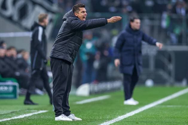 14 12 2024, Football, Borussia Mönchengladbach Holstein Kiel, 1 Soccer Bundesliga, Borussia Park, Season 2024 2025 Head coach Marcel Rapp Coach Kiel stands gesticulating on the sidelines DFB regulations prohibit any use of photographs as image sequences and or quasi video North Rhine-Westphalia Germany