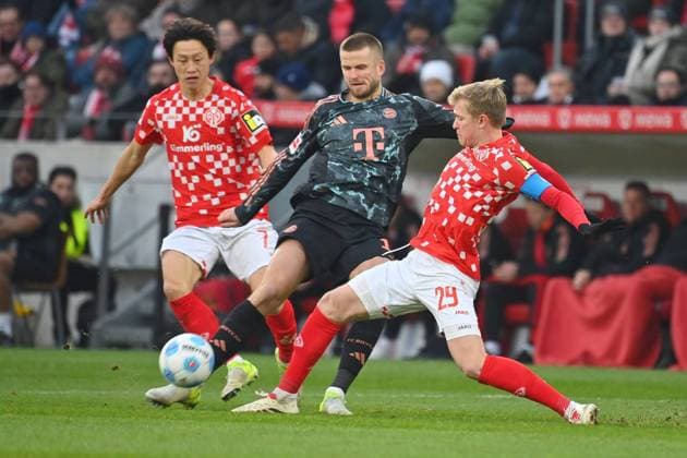from left Jae Sung LEE 1 FSV Mainz 05 , Eric DIER Bayern Muenchen , Jonathan BURKHARDT 1 FSV Mainz 05 , action,duel Football 1 Bundesliga season 2024 2025, 14 Matchday, Matchday14 1 FSV Mainz 05 FC Bayern Muenchen on 14 12 2024, MEWA ARENA