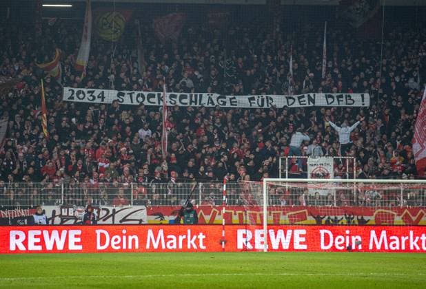 Soccer, Men, Season 2024 2025, 1 Bundesliga 14 Matchday , 1 FC Union Berlin VfL Bochum, Fans of Union protest against the awarding of the World Cup to Saudi Arabia in 2034, stick blows for the DFB , 14 12 2024, Copyright: xSebastianxRäppold MatthiasxKochx