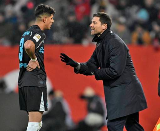 14 12 2024, Soccer 1 Bundesliga 2024 2025, Matchday 14, FC Augsburg Bayer Leverkusen, in the WWK Arena Augsburg, f l Piero Hincapie Leverkusen and coach Xabi Alonso Leverkusen in conversation DFL and DFB regulations prohibit any use of photographs as image sequences and or quasi video