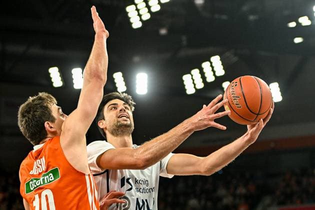 Sport Themen der Woche KW50 Sport Bilder des Tages GER, BBL, ratiopharm Ulm vs MLP Academics Heidelberg 14.12.2024, ratiopharm arena, Neu-Ulm, GER, BBL, ratiopharm Ulm vs MLP Academics Heidelberg, im Bild Justinian Jessup (Ulm, 10), Mateo Seric (Heidelberg, 21) *** GER, BBL, ratiopharm Ulm vs MLP Academics Heidelberg 14 12 2024, ratiopharm arena, Neu Ulm, GER, BBL, ratiopharm Ulm vs MLP Academics Heidelberg, in the picture Justinian Jessup Ulm, 10 , Mateo Seric Heidelberg, 21 nordphotoxGmbHx xHafner nph00200