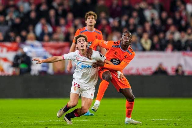 December 14, 2024, Sevilla, Sevilla, SPAIN: Manu Bueno of Sevilla FC ands Ilaix Moriba of RC Celta de Vigo in action during the Spanish league, LaLiga EA Sports, football match played between Sevilla FC and RC Celta de Vigo at Ramon Sanchez-Pizjuan stadium on December 14, 2024, in Sevilla, Spain. Sevilla SPAIN - ZUMAa181 20241214_zaa_a181_123 Copyright: xJoaquinxCorcherox