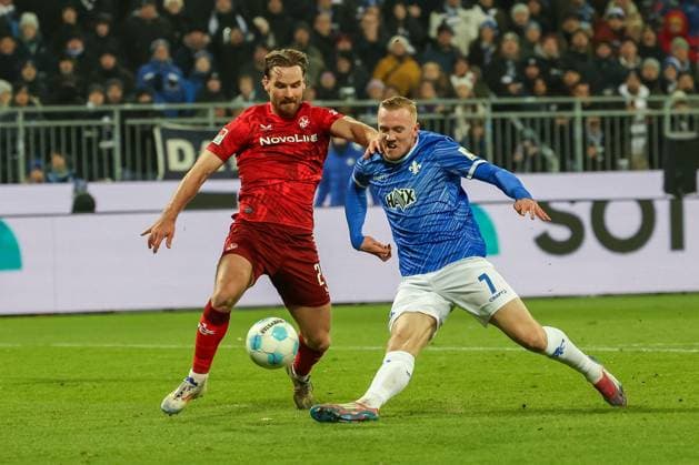 2024 12 14 xJFAx 2 Bundesliga SV Darmstadt 98 1 FC Kaiserslautern v l , Jannis Heuer 1 FC Kaiserslautern , Isac Alexi Sivert Lidberg SV Darmstadt 98 , Zweikampf, Action, Aktion, Battles for the Ball DFL DFB REGULATIONS PROHIBIT ANY USE OF PHOTOGRAPHS as IMAGE SEQUENCES and or QUASI VIDEO Copyright: JoaquimxFerreira