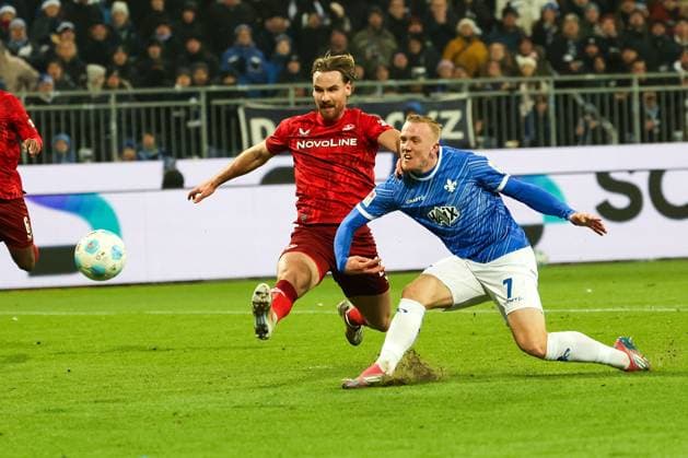 2024 12 14 xJFAx 2 Bundesliga SV Darmstadt 98 1 FC Kaiserslautern v l , Jannis Heuer 1 FC Kaiserslautern , Isac Alexi Sivert Lidberg SV Darmstadt 98 , Zweikampf, Action, Aktion, Battles for the Ball DFL DFB REGULATIONS PROHIBIT ANY USE OF PHOTOGRAPHS as IMAGE SEQUENCES and or QUASI VIDEO Copyright: JoaquimxFerreira