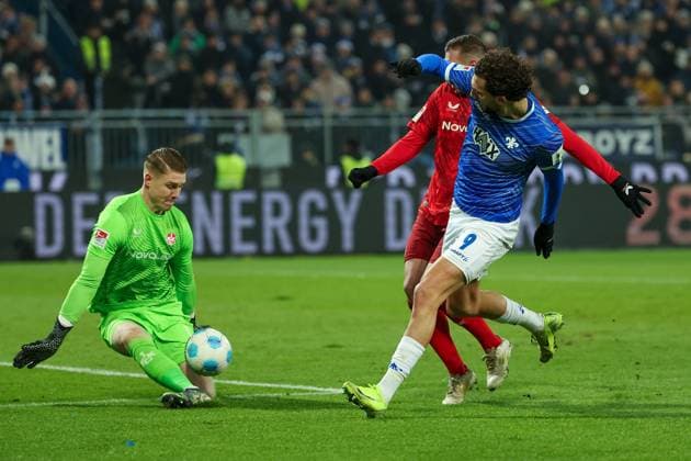 2024 12 14 xJFAx 2 Bundesliga SV Darmstadt 98 1 FC Kaiserslautern v l , Fraser Hornby SV Darmstadt 98 fails to score against goalkeeper Julian Krahl 1 FC Kaiserslautern DFL DFB REGULATIONS PROHIBIT ANY USE OF PHOTOGRAPHS as IMAGE SEQUENCES and or QUASI VIDEO Copyright: JoaquimxFerreira