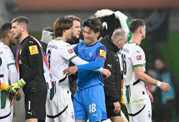 NO SALES IN JAPAN v l Ko ITAKURA MG , Shuto MACHINO KI Hug after the match Football 1 Bundesliga, Matchday 14, Borussia Moenchengladbach MG Holstein Kiel KI 4 1, on 14 12 2024 in Moenchengladbach Germany DFL regulations prohibit any use of photographs as image sequences and or quasi video NO SALES IN JAPAN Â