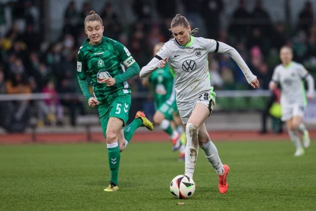 from left Michelle Ulbrich SV Werder Bremen, 5 and Jule Brand VfL Wolfsburg, 29 in a duel, dynamic, action, action, game scene, THE DFB REGULATIONS PROHIBIT ANY USE OF PHOTOGRAPHS AS IMAGE SEQUENCES AND OR QUASI VIDEO , 14 12 2024, Bremen Germany , Football, Google Pixel Womens Bundesliga, SV Werder Bremen VfL Wolfsburg xobx