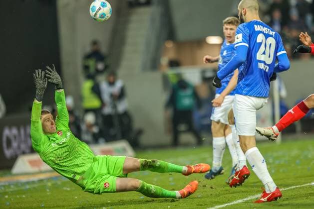 Sport Themen der Woche KW50 Sport Bilder des Tages GER, Darmstadt, SV Darmstadt 98 vs 1. FC Kaiserlautern, 2. Bundesliga, Fussball, DFB, Spielzeit 2024 2025, Merck-Stadion am Böllenfalltor, 16. Spieltag, im Bild v.l.: Parade von Julian Krahl (Kaiserslautern 1) gegen Aleksandar VukotiÄ‡ (SV Darmstadt 98 20) DFB DFL REGULATIONS PROHIBIT ANY USE OF PHOTOGRAPHS AS IMAGE SEQUENCES AND OR QUASI-VIDEO, 14.12.2024, *** GER, Darmstadt, SV Darmstadt 98 vs 1 FC Kaiserlautern, 2 Bundesliga, Football, DFB, Season 2024 2025, Merck Stadion am Böllenfalltor, Matchday 16, in picture v l Parade of Julian Krahl Kaiserslautern 1 vs Aleksandar VukotiÄ‡ SV Darmstadt 98 20 DFB DFL REGULATIONS PROHIBIT ANY USE OF PHOTOGRAPHS AS IMAGE SEQUENCES AND OR QUASI VIDEO, 14 12 2024, Copyright: HMBxMedia HendrikxHamelau