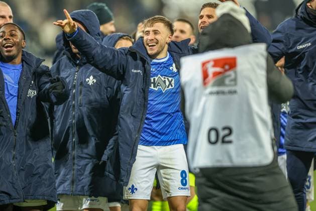 GER, Darmstadt, SV Darmstadt 98 vs 1 FC Kaiserlautern, 2 Bundesliga, Football, DFB, Season 2024 2025, Merck Stadion am Böllenfalltor, Matchday 16, in the picture players SV Darmstadt 98 celebrate after the victory with their fans DFB DFL REGULATIONS PROHIBIT ANY USE OF PHOTOGRAPHS AS IMAGE SEQUENCES AND OR QUASI VIDEO, 14 12 2024, Copyright: HMBxMedia HendrikxHamelau
