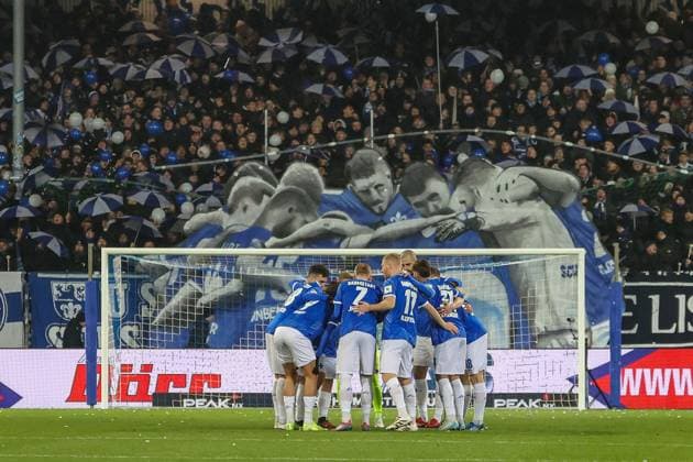 2024 12 14 xJFAx 2 Bundesliga SV Darmstadt 98 1 FC Kaiserslautern v l , The team of SV Darmstadt 98 makes a circle before the game, cohesion, motivation, team spirit, SV Darmstadt 98 choreography of the Frankfurt fans fans,mood, scarves, jerseys, emotions DFL DFB REGULATIONS PROHIBIT ANY USE OF PHOTOGRAPHS as IMAGE SEQUENCES and or QUASI VIDEO Copyright: JoaquimxFerreira