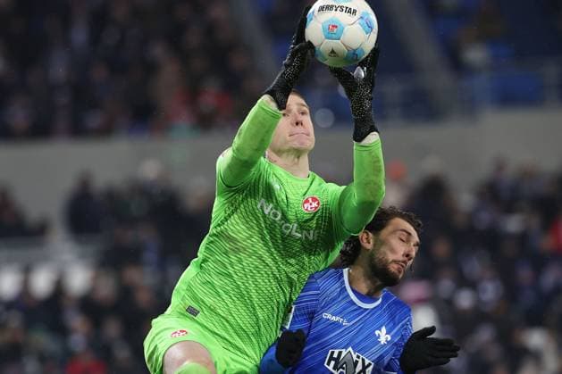 2024 12 14 xJFAx 2 Bundesliga SV Darmstadt 98 1 FC Kaiserslautern v l , Goalkeeper Julian Krahl 1 FC Kaiserslautern , Fraser Hornby SV Darmstadt 98 Zweikampf, Action, Aktion, Battles for the Ball DFL DFB REGULATIONS PROHIBIT ANY USE OF PHOTOGRAPHS as IMAGE SEQUENCES and or QUASI VIDEO Copyright: JoaquimxFerreira