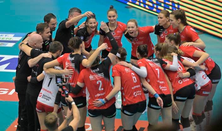 14 12 2024, Players and coaching team at the start of the match, Volleyball, 1 Bundesliga, Dresdner SC VC Wiesbaden 3 1 c Dresden
