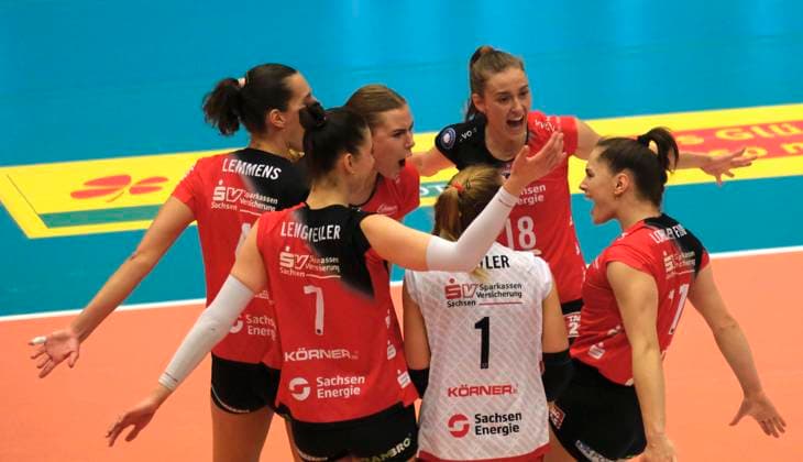 14 12 2024, Dresden cheers, on the right Dresdens Lorena Lorber Fijok, Volleyball, 1 Bundesliga, Dresdner SC VC Wiesbaden 3 1 c Dresden
