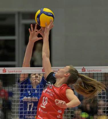 14 12 2024, Dresdens Sarah Straube and Wiesbadens Celine Jebens at the net, Volleyball, 1 Bundesliga, Dresdner SC VC Wiesbaden 3 1 c Dresden