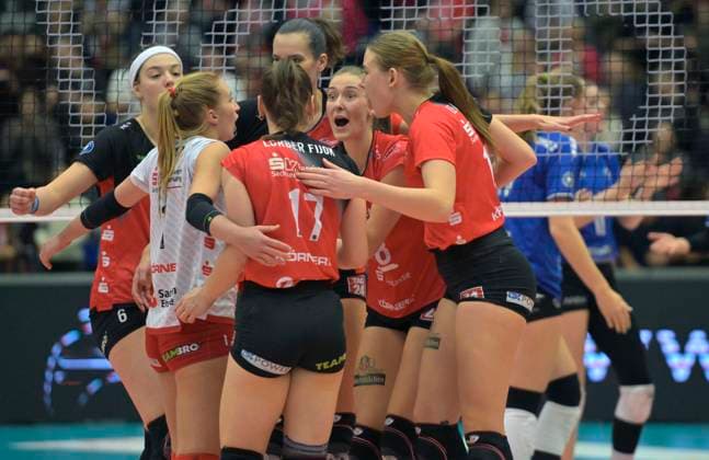 14 12 2024, Dresden cheers, center of Dresden Sarah Straube, Volleyball, 1 Bundesliga, Dresdner SC VC Wiesbaden 3 1 c Dresden
