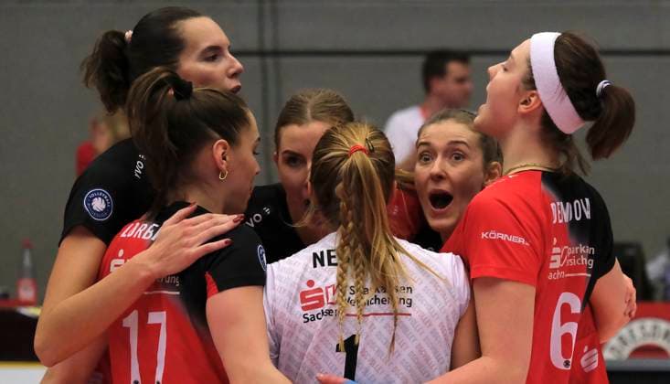 14 12 2024, Dresden cheers, center of Dresden Sarah Straube, Volleyball, 1 Bundesliga, Dresdner SC VC Wiesbaden 3 1 c Dresden