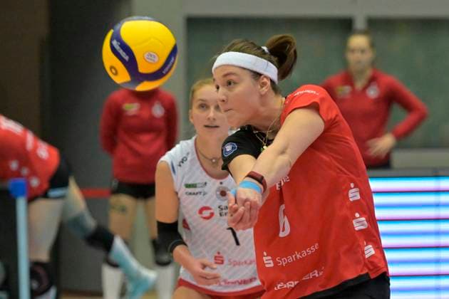 14 12 2024, Dresdens Victoria Demidova receiving, behind Dresdens Patricia Nestler, Volleyball, 1 Bundesliga, Dresdner SC VC Wiesbaden 3 1 c Dresden
