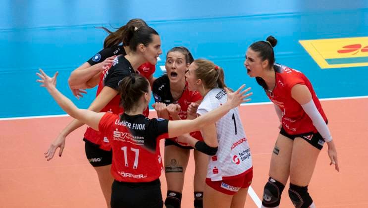 14 12 2024, Dresden cheers, Center Dresdens Sarah Straube, Volleyball, 1 Bundesliga, Dresdner SC VC Wiesbaden 3 1 c Dresden