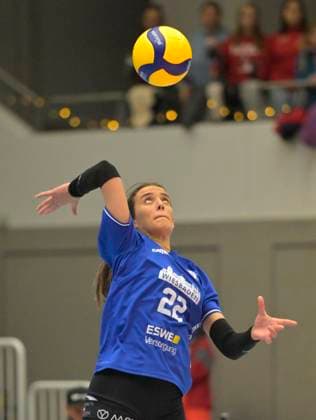 14 12 2024, Wiesbadens Ana Marija Jonjev serving, Volleyball, 1 Bundesliga, Dresdner SC VC Wiesbaden 3 1 c Dresden