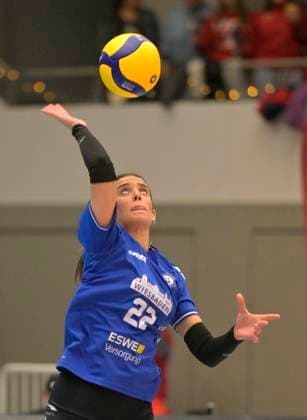 14 12 2024, Wiesbadens Ana Marija Jonjev serving, Volleyball, 1 Bundesliga, Dresdner SC VC Wiesbaden 3 1 c Dresden