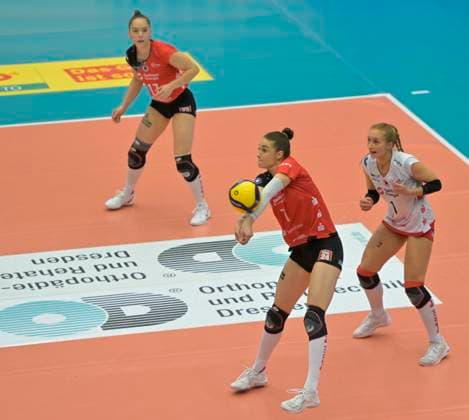 14 12 2024, Dresdens Julie Lengweiler receiving, in the back Dresdens Lorena Lorber Fijok and on the right Dresdens Patricia Nestler, Volleyball, 1 Bundesliga, Dresdner SC VC Wiesbaden 3 1 c Dresden