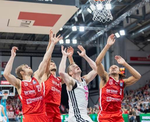 Sport Themen der Woche KW50 Sport Bilder des Tages Im Bild: v.li. Moritz Krimmer (Bamberg Baskets, 27), Filip Stanic (Bamberg Baskets, 65), Thomas Kennedy (Telekom Baskets Bonn, 54) und MaCio Teague (Bamberg Baskets, 31) 14.12.2024, Bamberg Baskets vs. Telekom Baskets Bonn, easyCredit BBL, 11. Spieltag, Deutschland, Bamberg, Brose Arena, *** In the picture from left Moritz Krimmer Bamberg Baskets, 27 , Filip Stanic Bamberg Baskets, 65 , Thomas Kennedy Telekom Baskets Bonn, 54 and MaCio Teague Bamberg Baskets, 31 14 12 2024, Bamberg Baskets vs Telekom Baskets Bonn, easyCredit BBL, Matchday 11, Germany, Bamberg, Brose Arena, Copyright: HMBxMedia xJulienxBecker