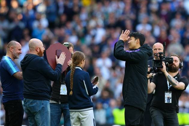 Tottenham Hotspur v Everton - Premier League - Tottenham Hotspur Stadium May 12, 2019 - London, United Kingdom - Heung-Min Son of Tottenham Hotspur acknowledges the fans after picking up the award for club player of the year after the Premier League match at the Tottenham Hotspur Stadium, London. Picture date: 12th May 2019. Picture credit should read: Craig Mercer Sportimage London United Kingdom EDITORIAL USE ONLY Copyright: xx ZUMA-20190512_zaf_si1_238.jpg CraigxMercerx csmphototwo534894