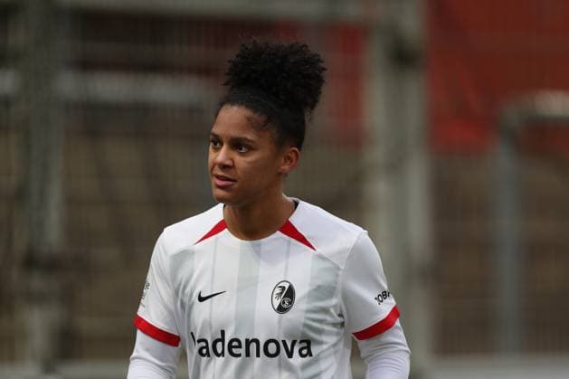 Shekiera Martinez SC Freiburg looks on during the Google Pixel Frauen Bundesliga match between Bayer Leverkusen and SC Freiburg at Ulrich Haberland Stadion on December 14, 2024 in Leverkusen, Germany Photo by Oliver Kaelke DeFodi Images Shekiera Martinez SC Freiburg looks on during the Google Pixel Frauen Bundesliga match between Bayer Leverkusen and SC Freiburg at Ulrich Haberland Stadion on December 14, 2024 in Leverkusen, Germany Photo by Oliver Kaelke DeFodi Images DFB DFL REGULATIONS PROHIBIT ANY USE OF PHOTOGRAPHS AS IMAGE SEQUENCES AND OR QUASI VIDEO Photo by Oliver Kaelke DeFodi Images Defodi 003 678 2024 12 14 OK LEVSCF 1526 Defodi-003 DFB DFL REGULATIONS PROHIBIT ANY USE OF PHOTOGRAPHS AS IMAGE SEQUENCES AND OR QUASI-VIDEO.