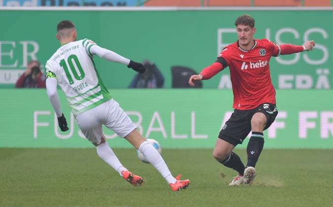 15 12 2024, xblx, Fußball 2 Bundesliga, Spvgg Greuther Fuerth Hannover 96 emspor, v l Branimir Hrgota SpVgg Greuther Fürth , Phil Neumann Hannover 96 DFL DFB REGULATIONS PROHIBIT ANY USE OF PHOTOGRAPHS as IMAGE SEQUENCES and or QUASI VIDEO Fuerth
