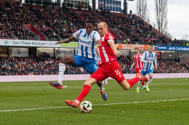 Soccer, Men, Season 2024 2025, 3 Liga 18 Matchday , FC Energie Cottbus FC Hansa Rostock, v l King Manu Hansa Rostock , Phil Halbauer Energie Cottbus , 15 12 2024, Copyright: xSebastianxRäppold MatthiasxKochx