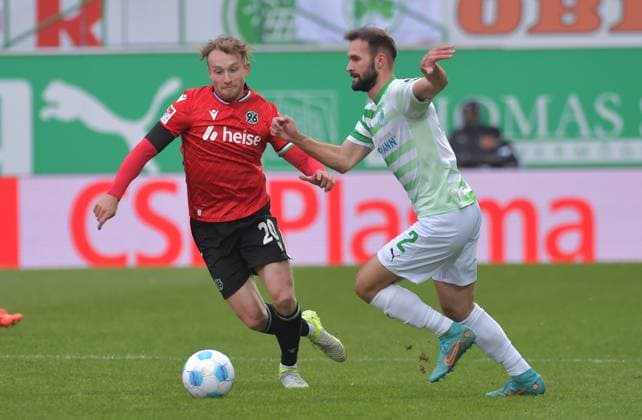 15 12 2024, xblx, Fußball 2 Bundesliga, Spvgg Greuther Fuerth Hannover 96 emspor, v l Jannik Dehm Hannover 96 , Simon Asta SpVgg Greuther Fürth DFL DFB REGULATIONS PROHIBIT ANY USE OF PHOTOGRAPHS as IMAGE SEQUENCES and or QUASI VIDEO Fuerth