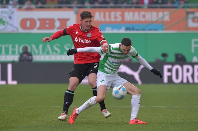 15 12 2024, xblx, Fussball 2 Bundesliga, Spvgg Greuther Fuerth Hannover 96 emspor, v l Phil Neumann Hannover 96 , Branimir Hrgota SpVgg Greuther Fürth DFL DFB REGULATIONS PROHIBIT ANY USE OF PHOTOGRAPHS as IMAGE SEQUENCES and or QUASI VIDEO Fuerth