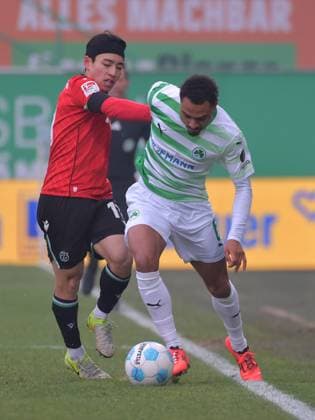 15 12 2024, xblx, Fussball 2 Bundesliga, Spvgg Greuther Fuerth Hannover 96 emspor, v l Hyun ju Lee Hannover 96 , Sacha Banse SpVgg Greuther Fürth DFL DFB REGULATIONS PROHIBIT ANY USE OF PHOTOGRAPHS as IMAGE SEQUENCES and or QUASI VIDEO Fuerth