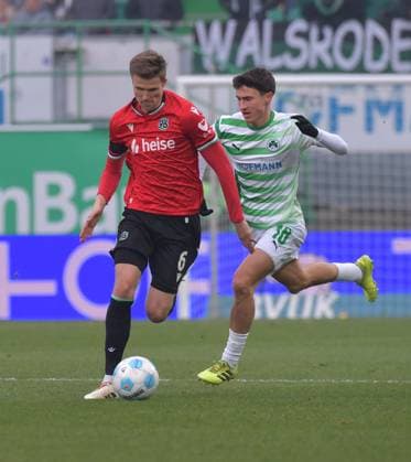 15 12 2024, xblx, Fußball 2 Bundesliga, Spvgg Greuther Fuerth Hannover 96 emspor, v l Fabian Kunze Hannover 96 , Marco Meyerhöfer Meyerhoefer SpVgg Greuther Fürth DFL DFB REGULATIONS PROHIBIT ANY USE OF PHOTOGRAPHS as IMAGE SEQUENCES and or QUASI VIDEO Fuerth