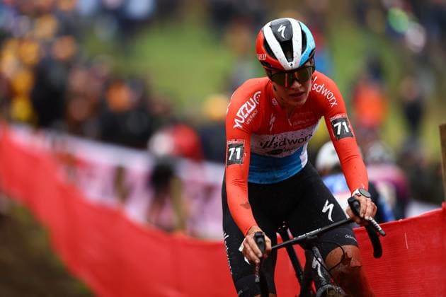 Luxembourgian Marie Schreiber pictured in action during the women s elite race at the World Cup cyclocross cycling event in Namur, Belgium, stage 4 (out of 12) of the UCI World Cup cyclocross competition, Sunday 15 December 2024. DAVIDxPINTENS  x108334239x