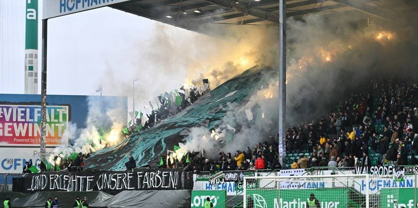 15 12 2024 Soccer Season 2024 2025 2 Soccer Bundesliga 16 Matchday SpVgg Greuther Fürth Kleeblatt Hannover 96 Sportfoto Zink xwoxzix DFL regulations prohibit any use of photographs as image sequences and or quasi video only for editorial use Fans Fanblock Hannover Pyro Pyrotechnics Bengalos Bengal torch Smoke