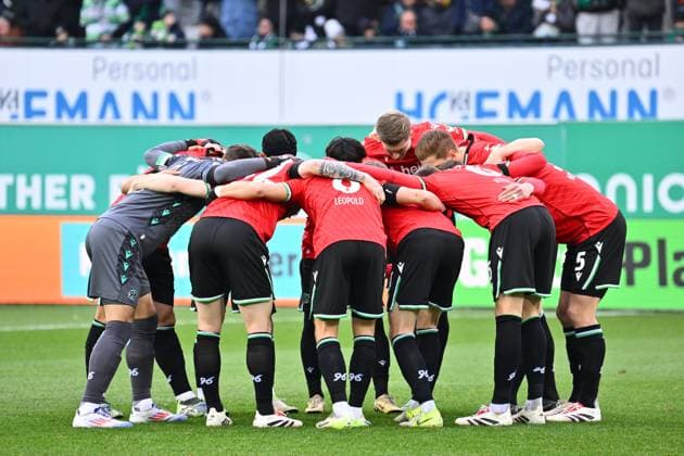 15 12 2024 Soccer Season 2024 2025 2 Soccer Bundesliga 16 Matchday SpVgg Greuther Fürth Kleeblatt Hannover 96 Sportfoto Zink xwoxzix DFL regulations prohibit any use of photographs as image sequences and or quasi video only for editorial use Teamkreis Mannschaft Team Hannover