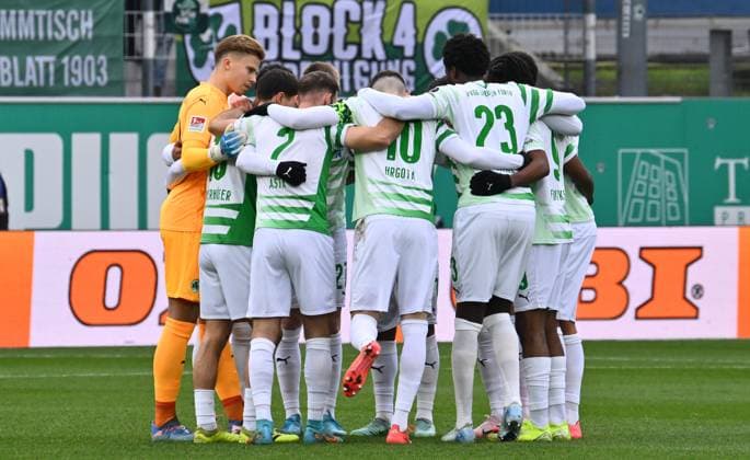 15 12 2024 Soccer Season 2024 2025 2 Soccer Bundesliga 16 Matchday SpVgg Greuther Fürth Kleeblatt Hannover 96 Sportfoto Zink xwoxzix DFL regulations prohibit any use of photographs as image sequences and or quasi video only for editorial use Teamkreis Mannschaft Team Fürth