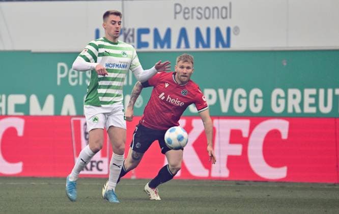 15 12 2024 Soccer Season 2024 2025 2 Soccer Bundesliga 16 Matchday SpVgg Greuther Fürth Kleeblatt Hannover 96 Sportfoto Zink xwoxzix DFL regulations prohibit any use of photographs as image sequences and or quasi video only for editorial use Gian Luca Gian Luca Itter 27, SpVgg Greuther Fürth Andreas Voglsammer 32, Hannover 96 H96