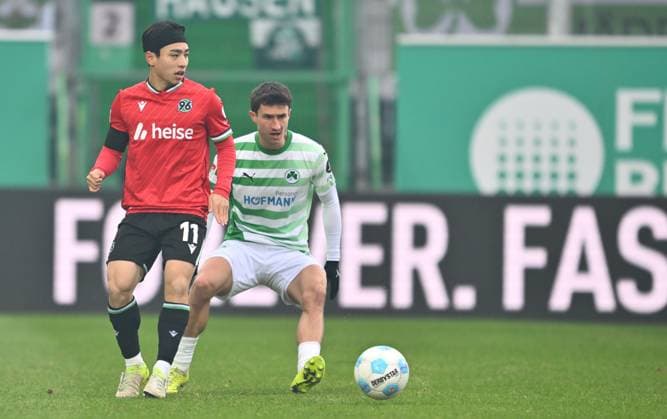 15 12 2024 Soccer season 2024 2025 2 Soccer Bundesliga 16 Matchday SpVgg Greuther Fürth Kleeblatt Hannover 96 Sportfoto Zink xwoxzix DFL regulations prohibit any use of photographs as image sequences and or quasi video only for editorial use Hyunju Lee 11, Hannover 96 H96 Marco Meyerhöfer Meyerhoefer 18, SpVgg Greuther Fürth